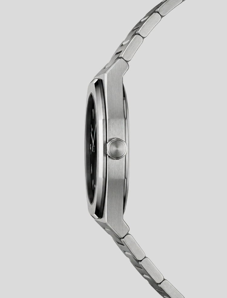 Herrenuhr von Strong Foundation aus silberfarbenem Metall