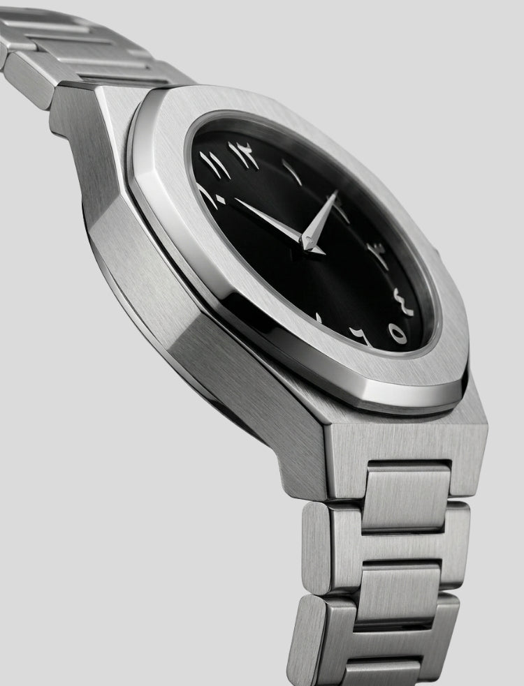 Herrenuhr von Strong Foundation aus silberfarbenem Metall