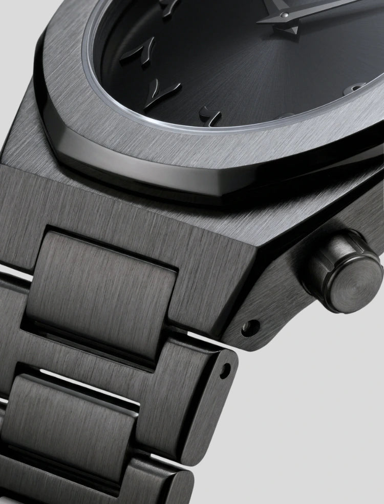 Herrenuhr von Strong Foundation aus silberfarbenem Metall